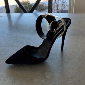 Steve Madden Elegant Black Heels with Metallic Strap
